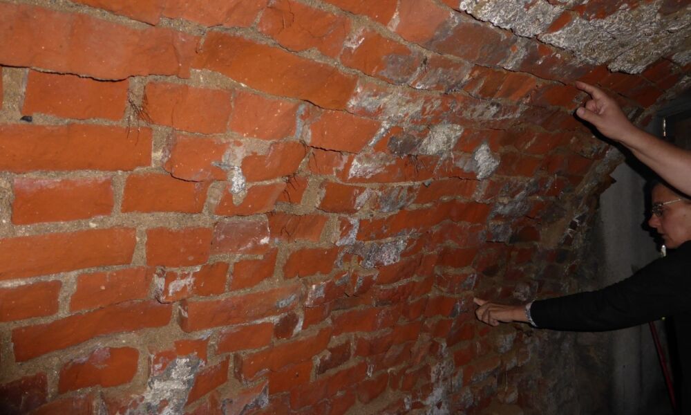 Ausmauerung direkt hinter dem Eingang mit Frostschäden an den ständig bergfeuchten Wänden