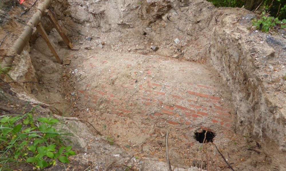 Derselbe Bereich von außen, zur Sanierung freigelegt