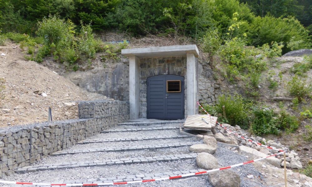 Weitgehend fertiggestellter Eingangsbereich mit gesicherter Einflugmöglichkeit für die Fledermäuse