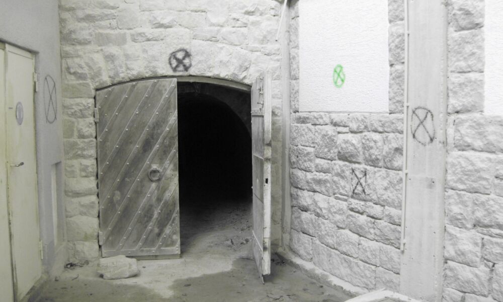 Der Stolleneingang des Marmoritwerks vor dem Abriss der umgebenden Betriebsgebäude