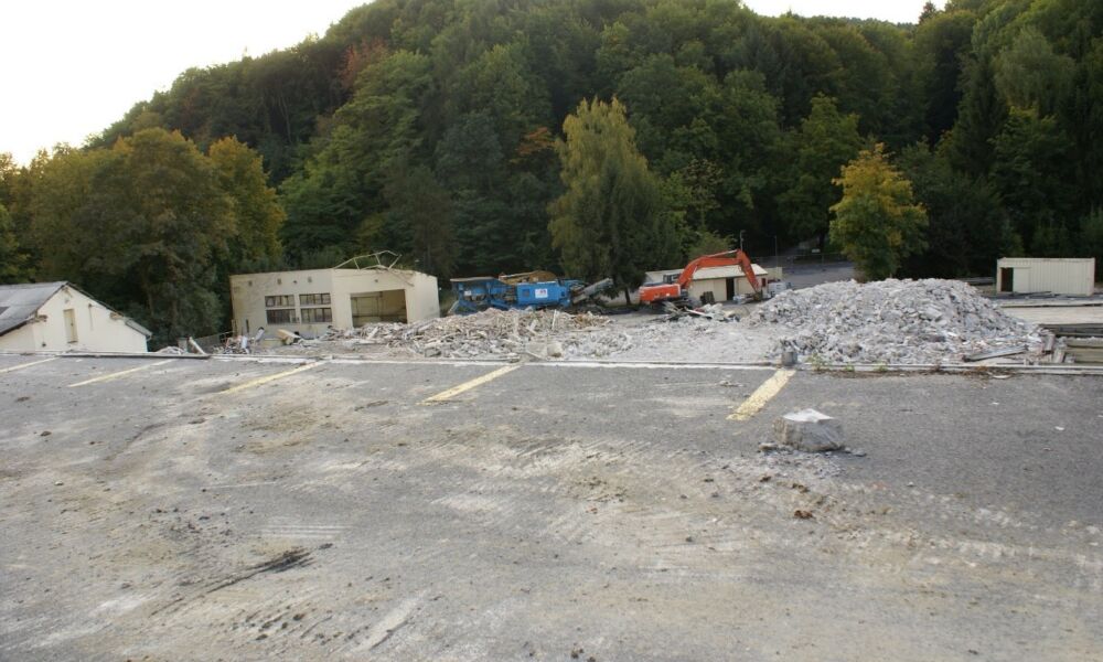 Abrissarbeiten vor Ort, von oberhalb des Werksgeländes aus gesehen
