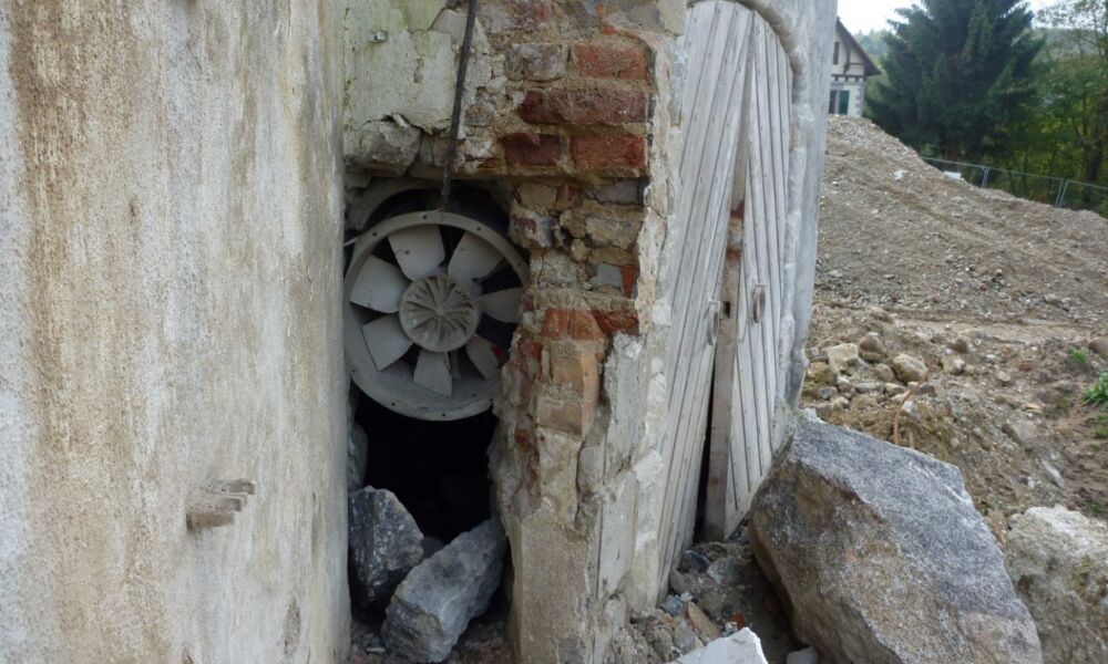 Möglicher „Seiteneingang“, später provisorisch zugemauert