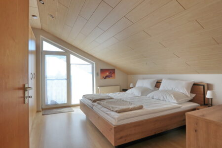 Schlafzimmer mit Doppelbett - OG