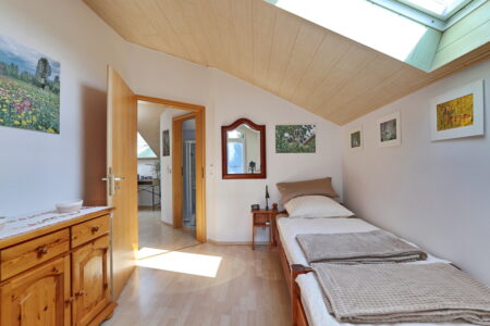 Schlafzimmer mit zwei Einzelbetten - OG